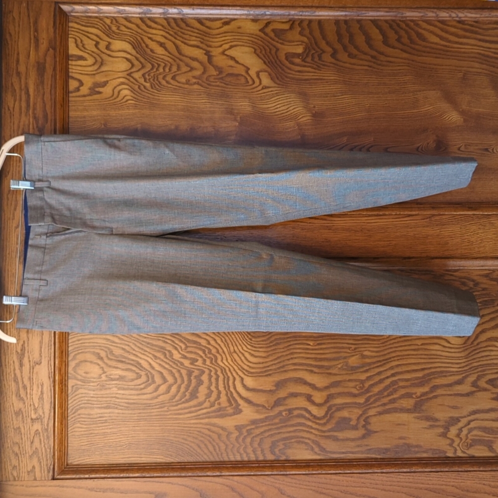 Banana Republic non-iron tailored slim fit dress pants. 32x32. Grey